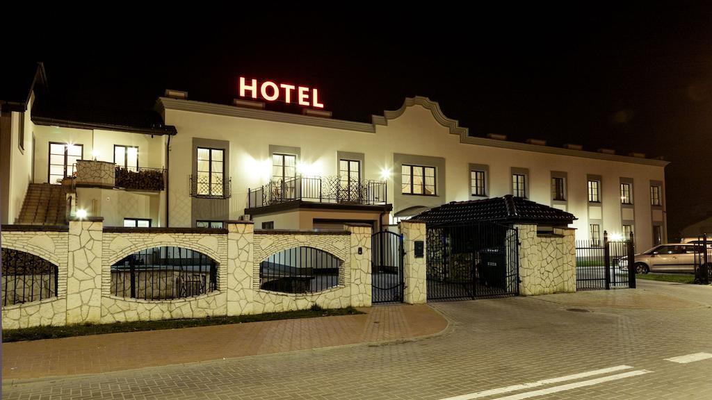 Hotel Notabene Свидник Экстерьер фото